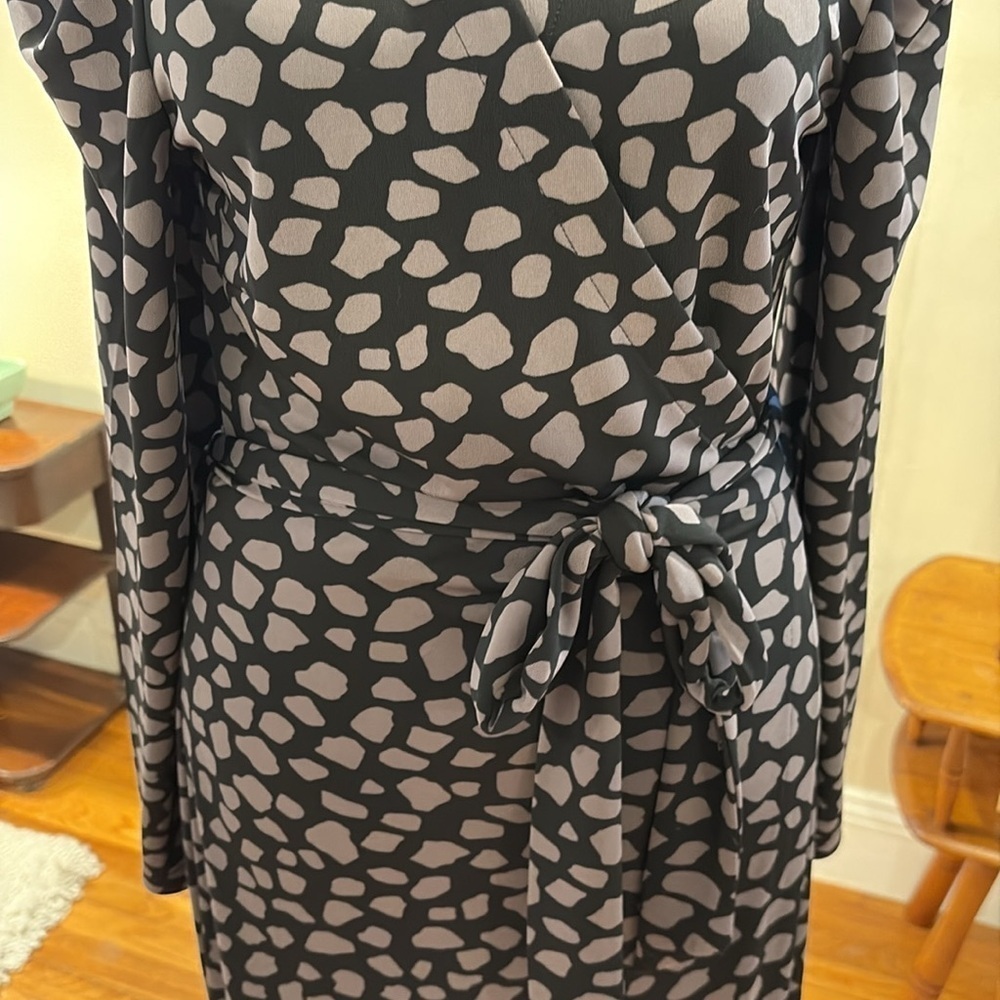 Ann Taylor Black and Gray Wrap Dress V-Neck Long Sleeve. Size 6 - Picture 3 of 9